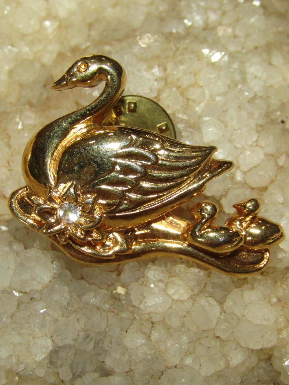 Vintage Avon Swan & Cygnets pin